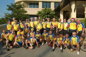 FAST GJENG: Her ser vi deltakerne p&aring; fjor&aring;rets tur i Isan. De fleste er med ogs&aring; i &aring;r.