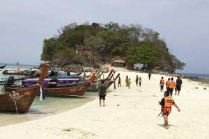 Det har blitt stillere p&aring; strendene i Thailand, inkludert her i Krabi.