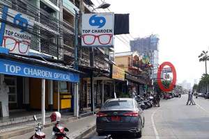 På Jomtien Beach finner du selgsagt både Top Charoen og 7-Eleven.