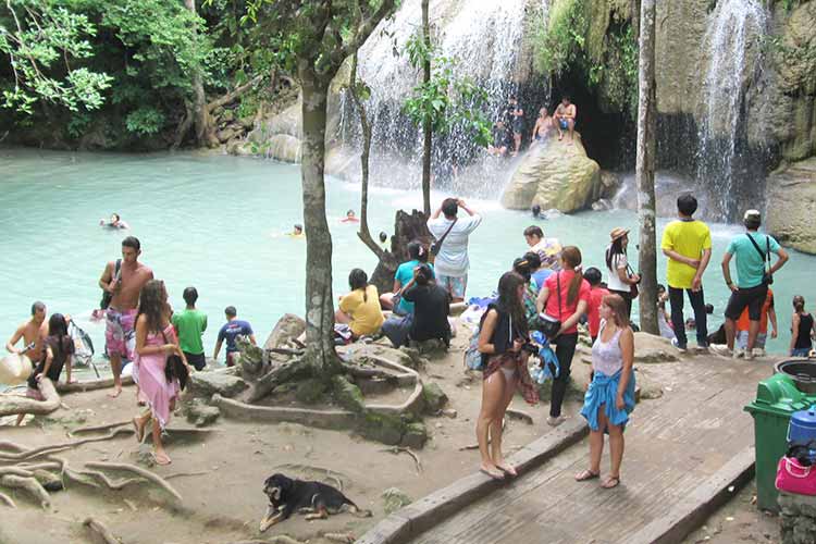 Kanchanaburi med mange fossefall er et popul&aelig;rt utfartsm&aring;l for nordmenn.