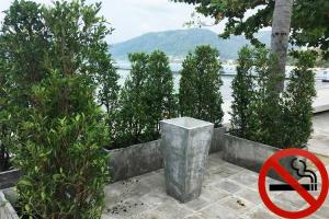 Slik blir r&oslash;ykeomr&aring;dene seende ut ved Patong Beach.