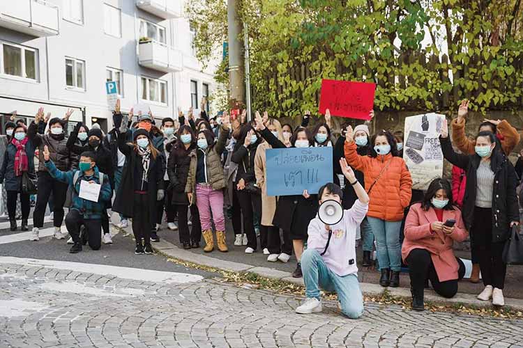 Thaier møtte opp med plakater og trefinger-tegnet.