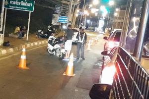 PASS P&Aring;: I krysset Thappraya og Pratamnak mellom Pattaya og Jomtien er det ofte kontroller natterstid.