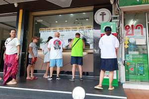Det var kø utenfor en filial av T. T. Currency Exchange i Pattaya i går. Denne filialen ville ikke veksle kroner. 