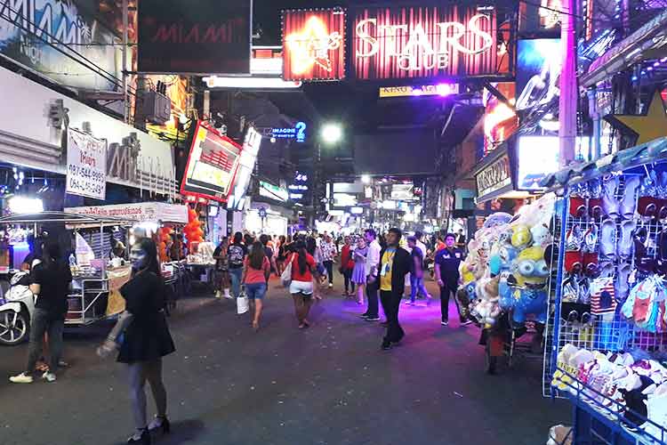 Walking Street i Pattaya 15. mars, tre dager f&oslash;r barer ble beordret stengt. De skulle opprinnelig stenge kun to uker.