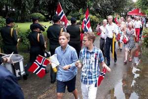 Fra Bangkok i 2017, hvor 200 personer trosset øsende regnvær på nasjonaldagen.