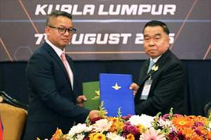 Kambodsjas forsvarsminister Gen Tea Seiha (tv) og viseforsvarsminister Gen Nattaphon Narkphanit fra Thailand.