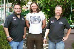 Regiss&oslash;r Theo Hogben flankert av Kim Karlsen (tv.) og Jan- Helge Haugeplass fra Child Care Thailand.