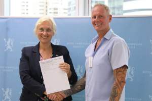 Ambassad&oslash;r Astrid Emilie Helle mottar 1177 signaturer fra Karl Magne Bakke p&aring; ambassaden i Bangkok 30. juli.