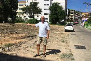 Sj&oslash;mannsprest Ragnvald Seierstad p&aring; den nyinnkj&oslash;pte tomta i Thappraya Road Soi 5.