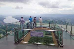 Utsikt over Mekongfloden med Laos p&aring; motsatt side. Fra tempelet Wat Pha Tak Suea i Nong Khai.