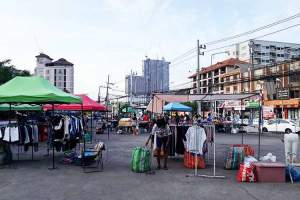 I dag morges var det fortsatt klessalg på Rompho Market i Jomtien, men det nye dekretet sier at det kun skal selges mat.