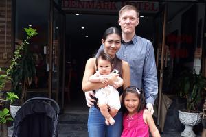 FIKK SJOKK: Thomas og Aoy Kristiansen fikk sjokk p&aring; Immigration i Nan.